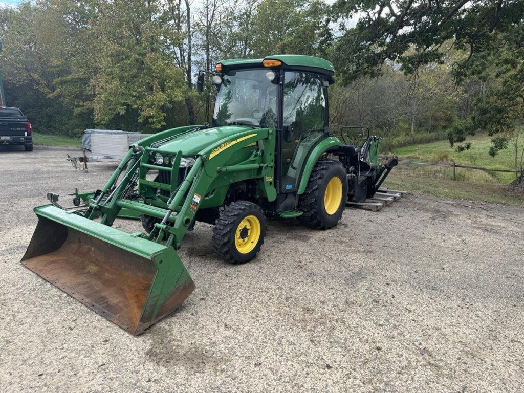 2010 JOHN DEERE 3720 With Attachments