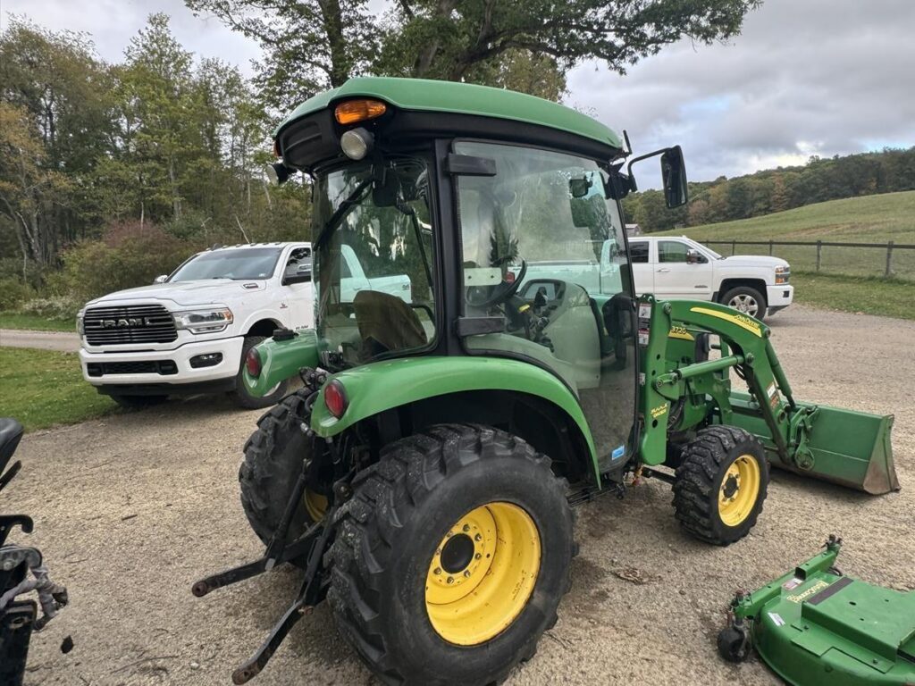 2010 JOHN DEERE 3720 With Attachments